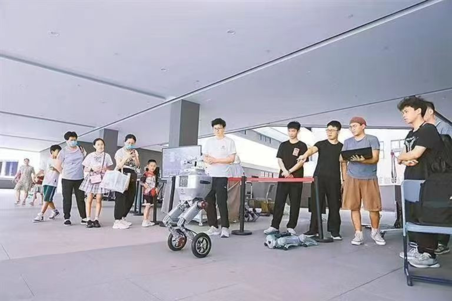校园开放日展示轮足机器人