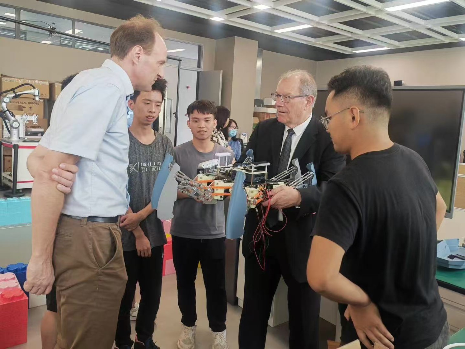 来访人员在实验室交流机器人研究平台