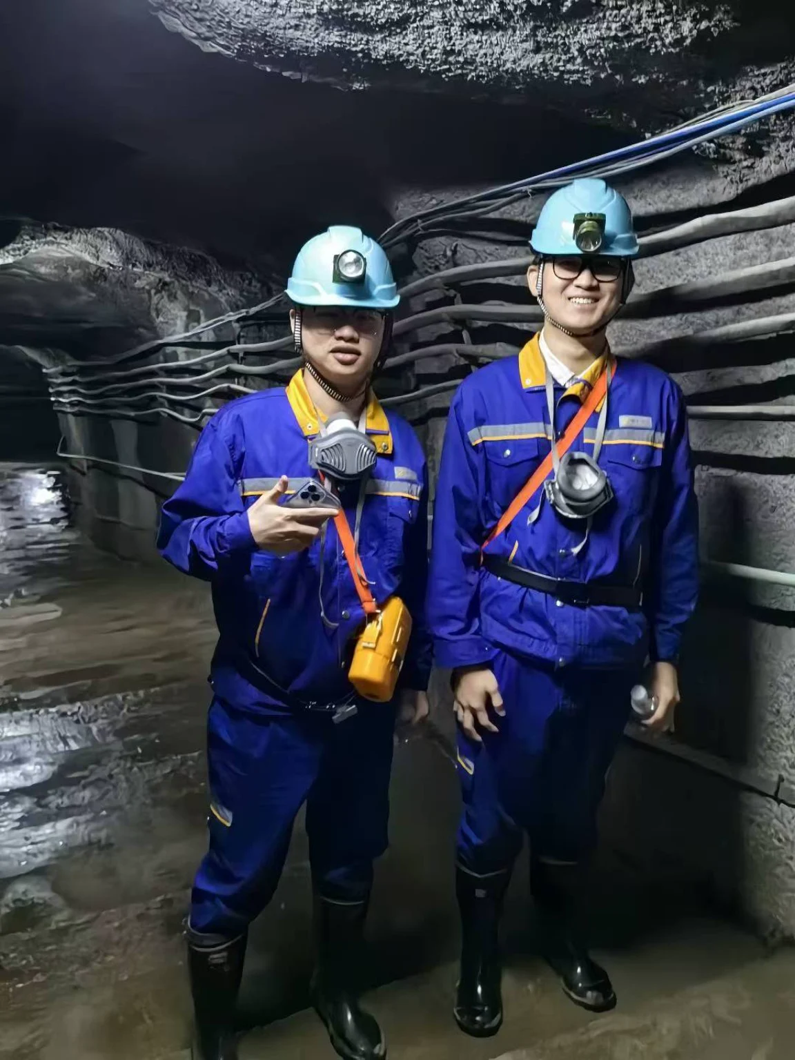 地下矿井内的裸露岩壁、管线与潮湿地面